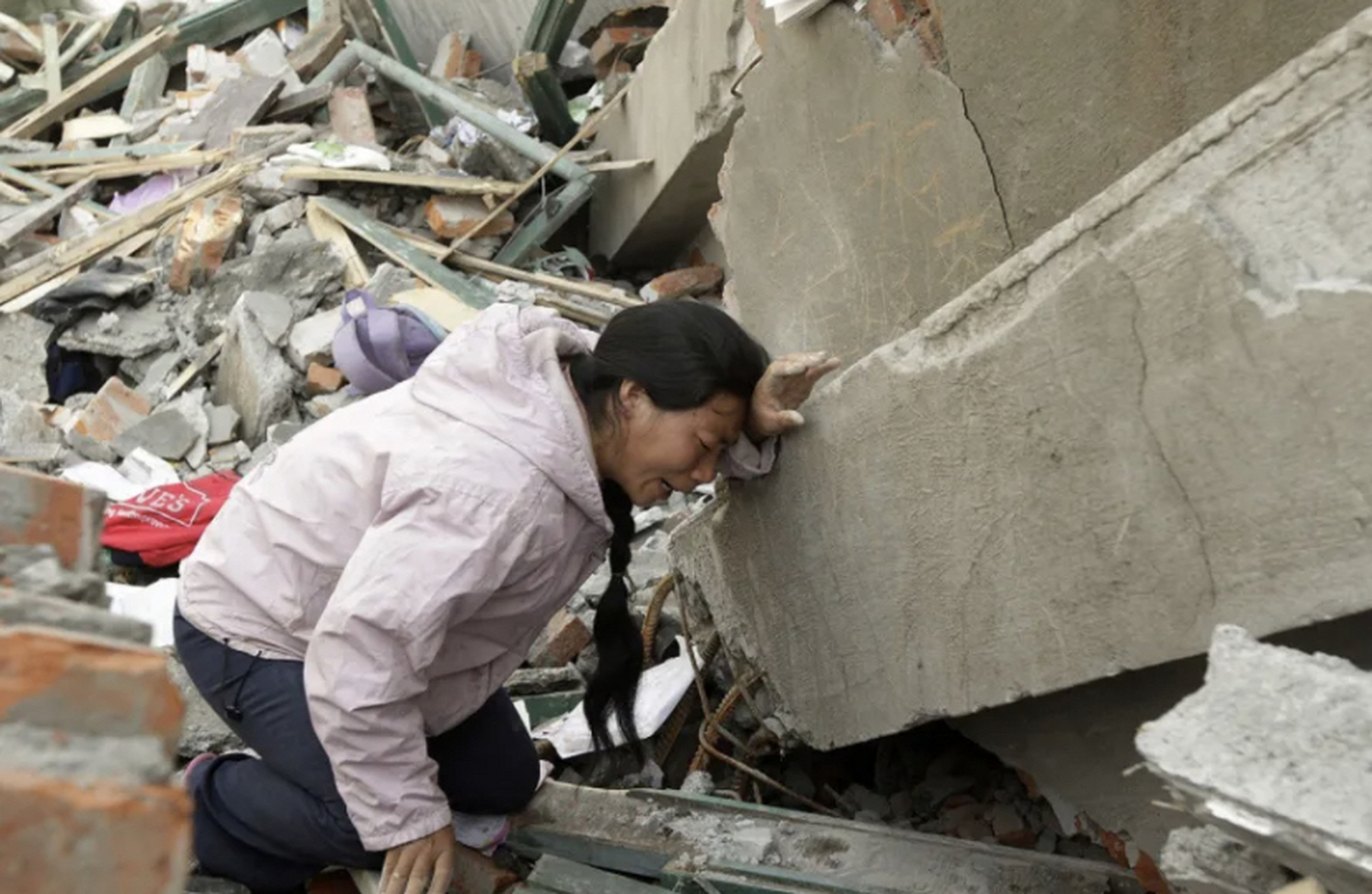 路上有医生想帮忙救治,父亲却无力地摇头……  汶川地震发生后,一对