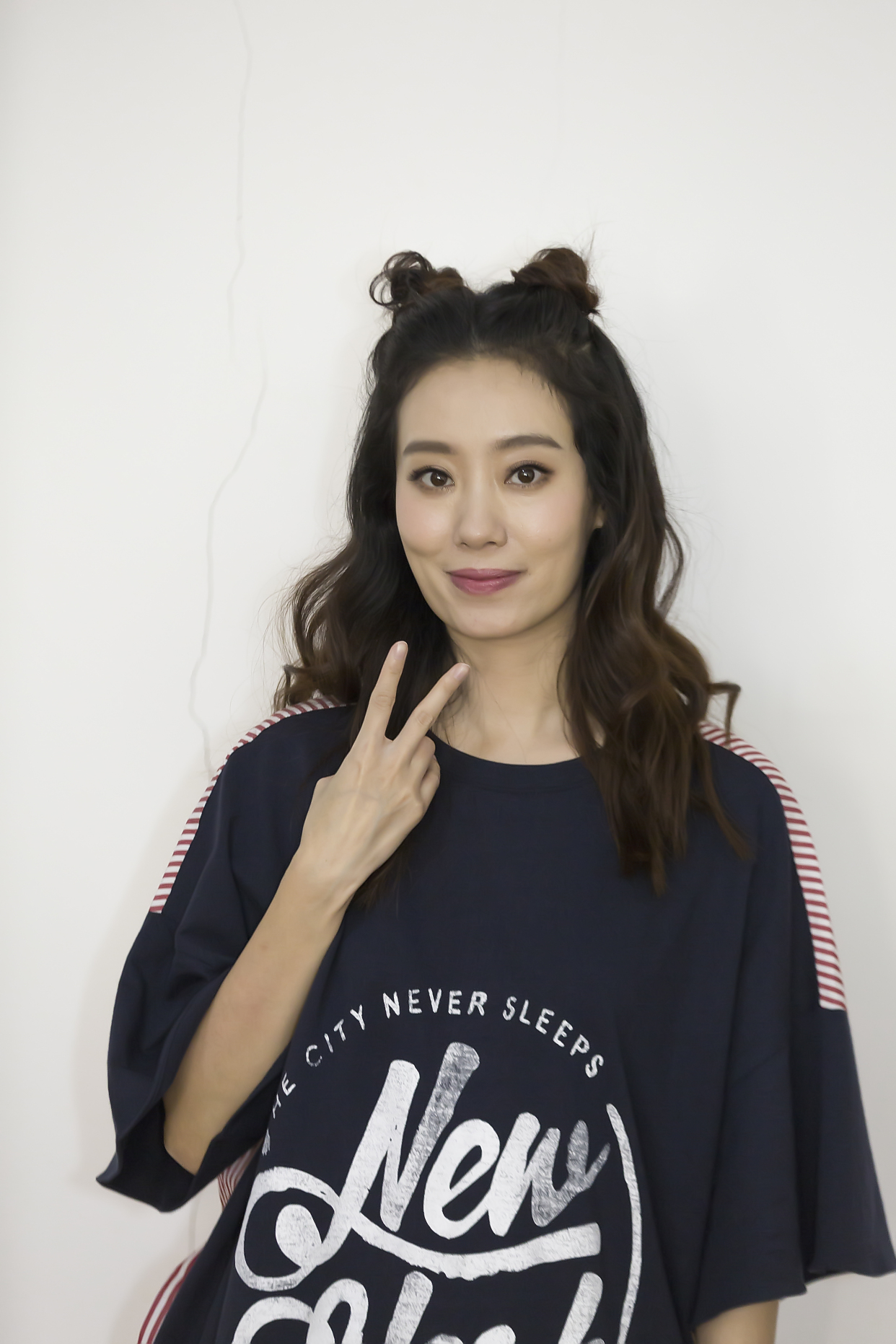 张小斐也35岁了,不过依然俏皮可爱 海报拍摄未修超清图,美