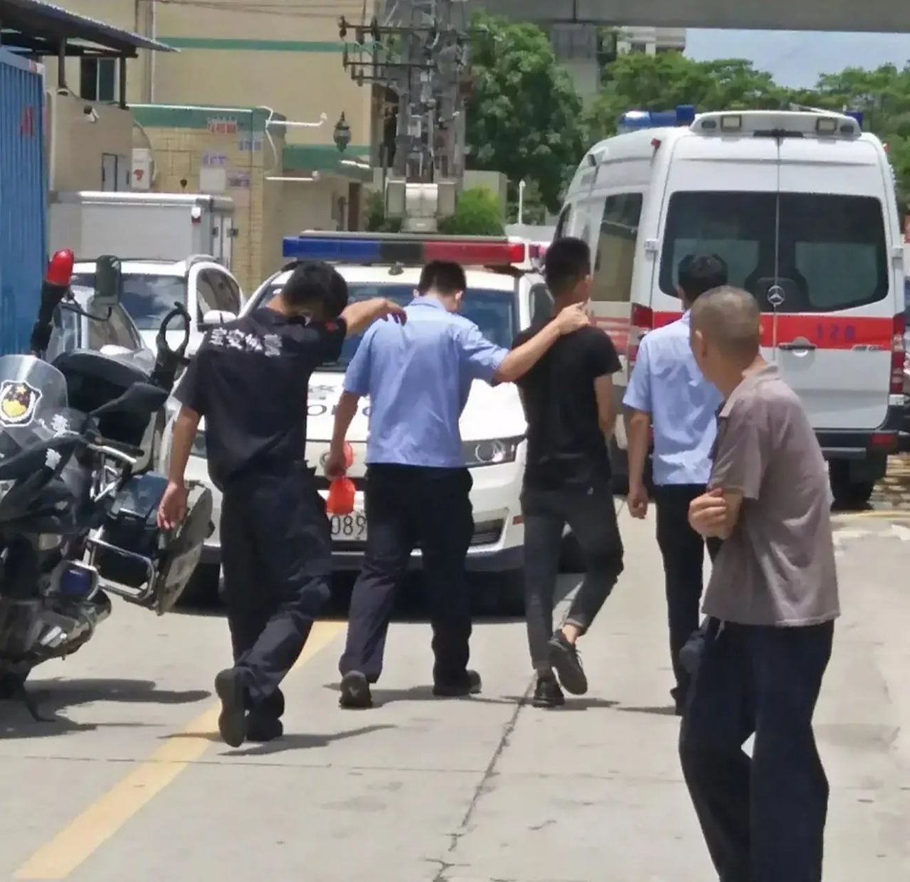 之前我们厂因为有两个男员工在车间打架,导致一个重伤,一个被抓走