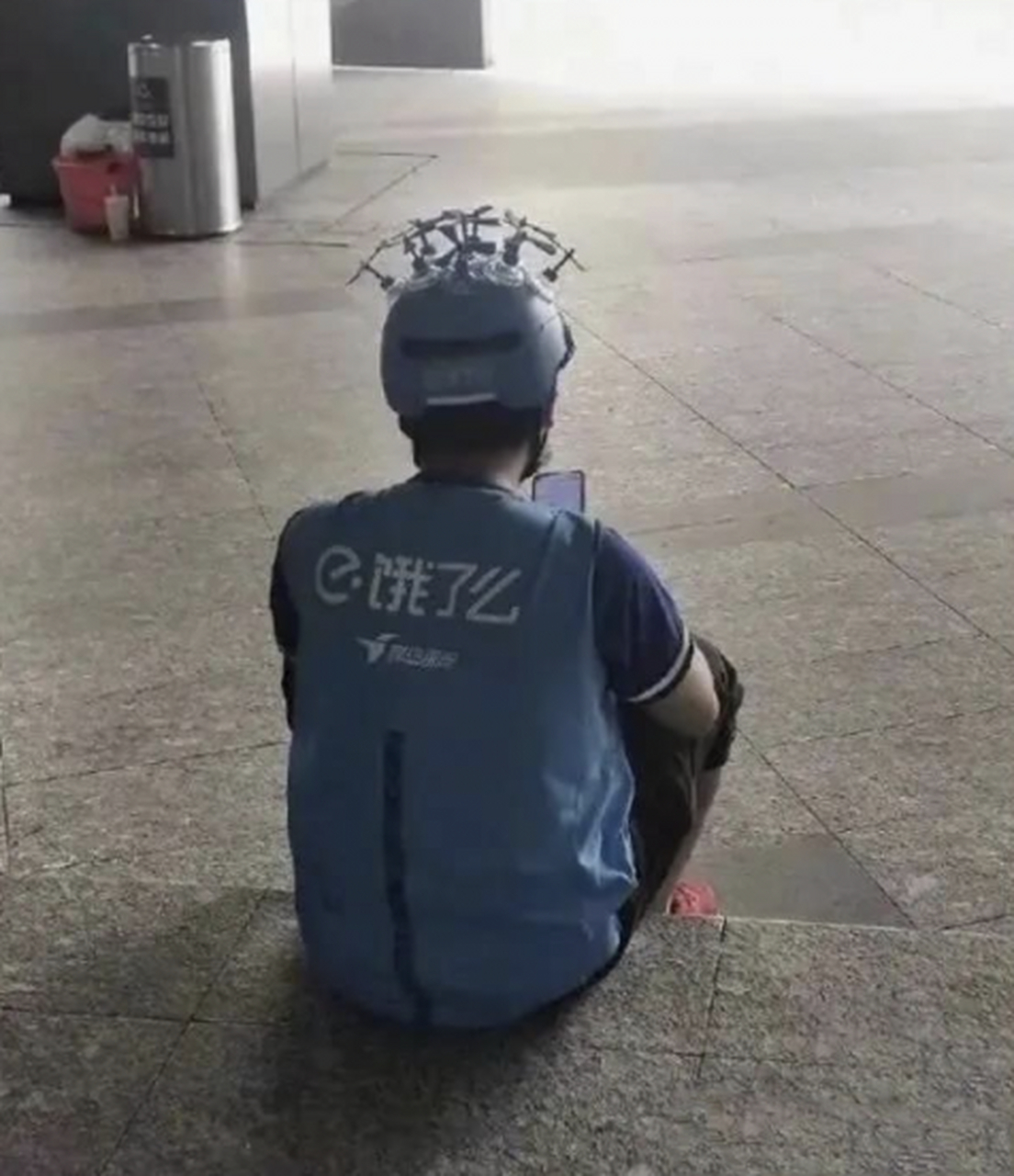 天热了,饿了么骑手们的内卷比拼#搞笑
