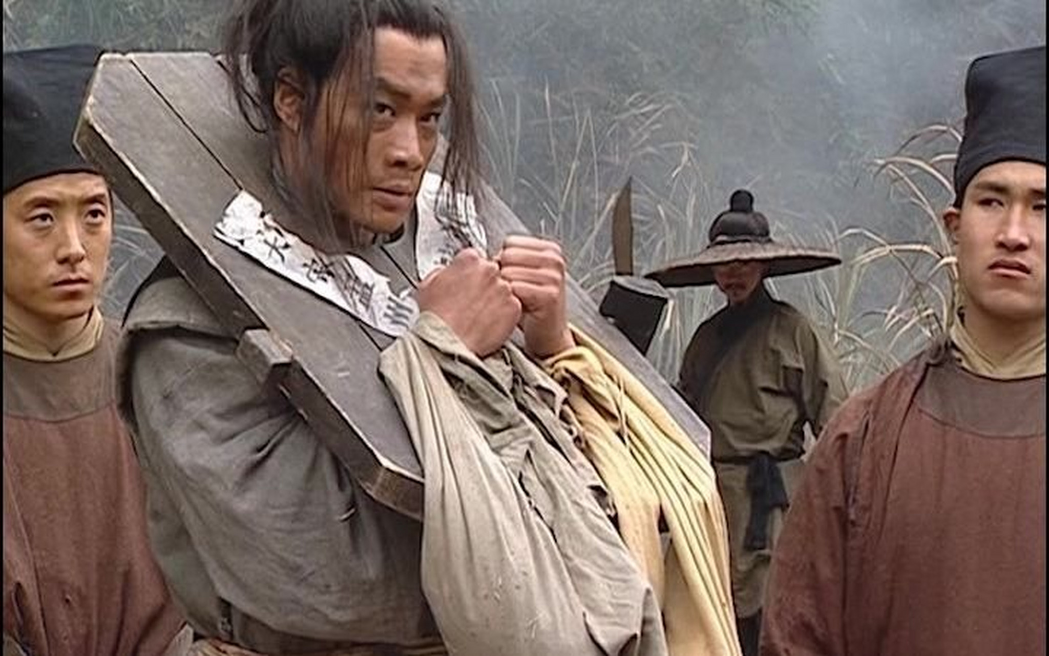 了张团练的头,再一脚踩住蒋门神,又是一刀剁了头,回身看死去的张都监