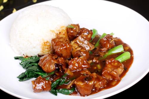 梨岚香:酱汁排骨爆汁饭——浓郁口感的美食盛宴