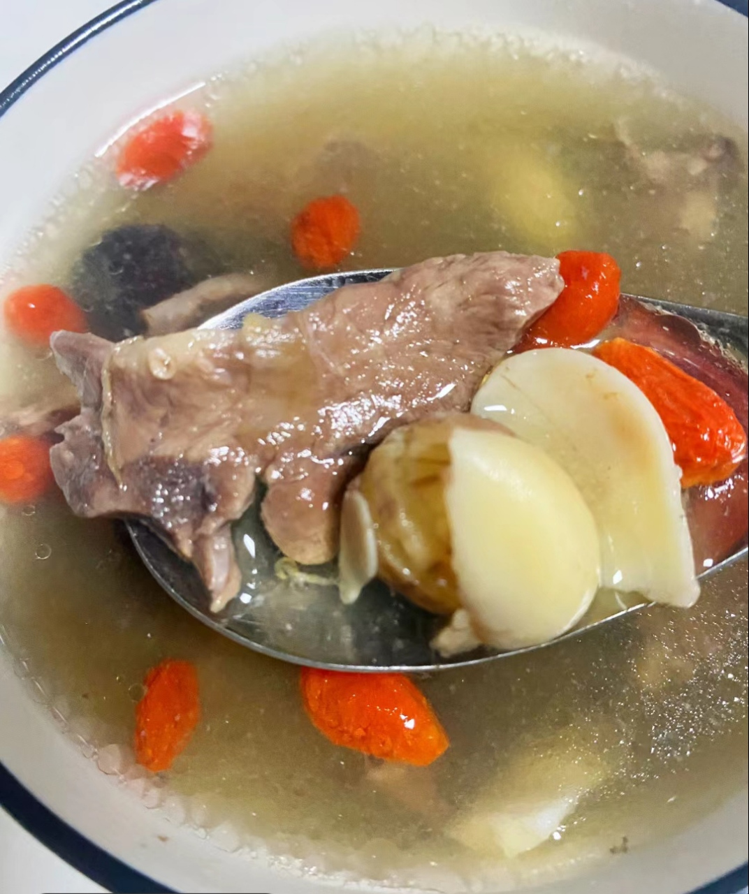 安神养心莲子猪心汤,失眠的可以试试.