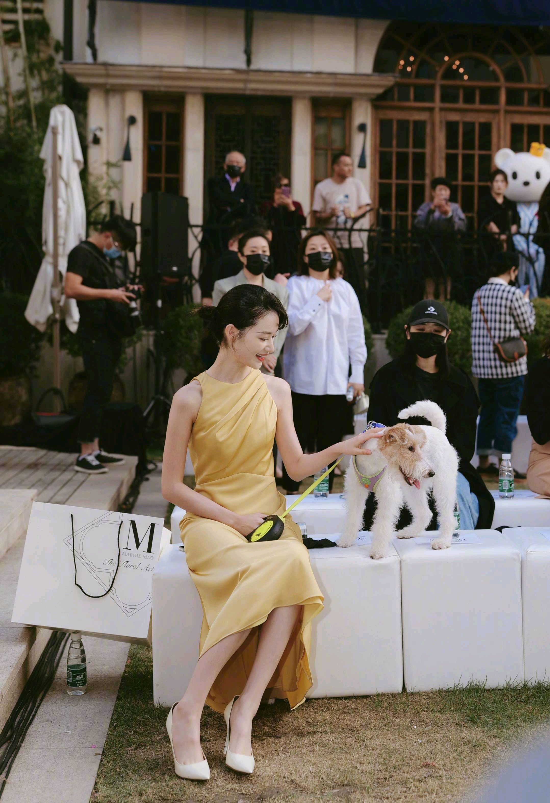 郭晓婷的私服搭配尽是甜美,与剧中的顺德仙姬全然不同,唯美清新