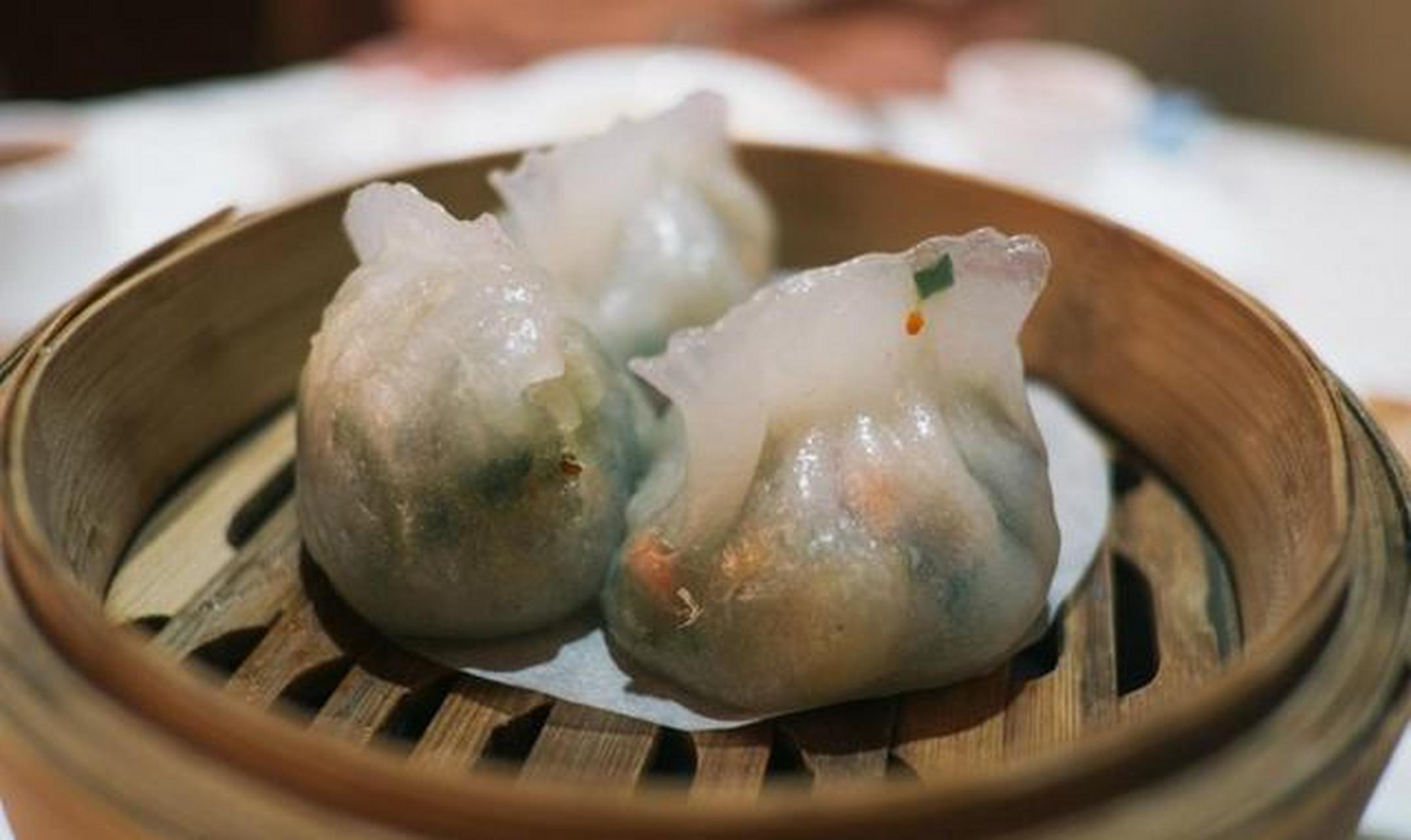 大家好,我今天要和大家分享一道广州特色小吃——粉果.