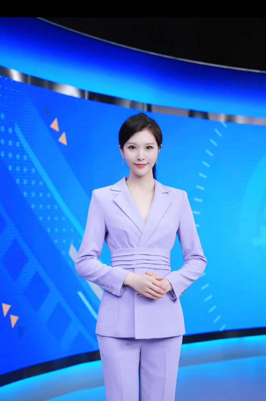 主持人谢映玲凭借过人颜值身材美出了圈,她和一众明星同台拍照也
