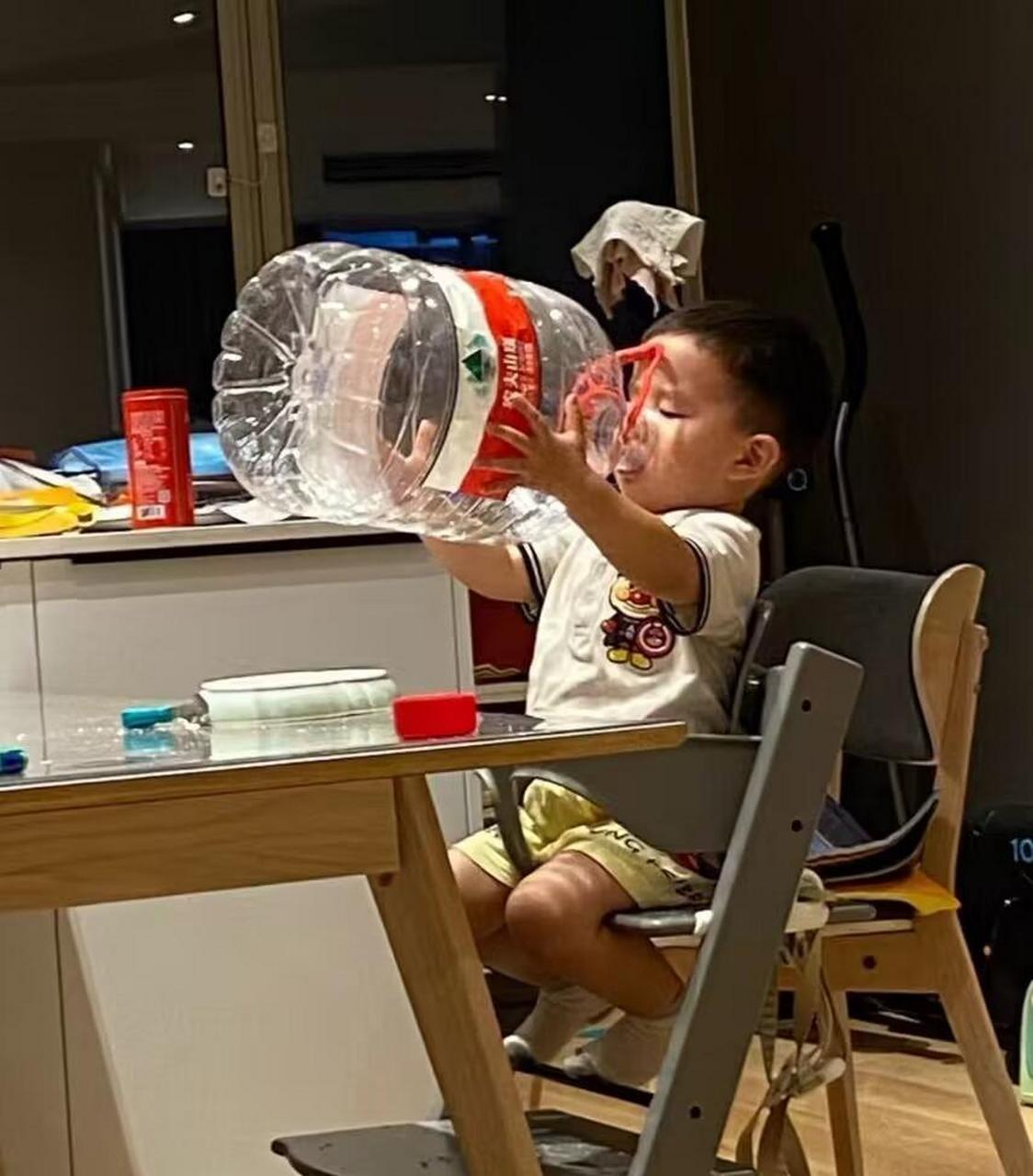 喝水就是得用大桶的才够劲