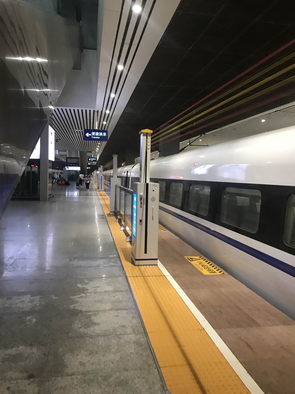 旅游攻略# 看看郑州的高铁站,又增加了一道防护措施,这样的话,可以