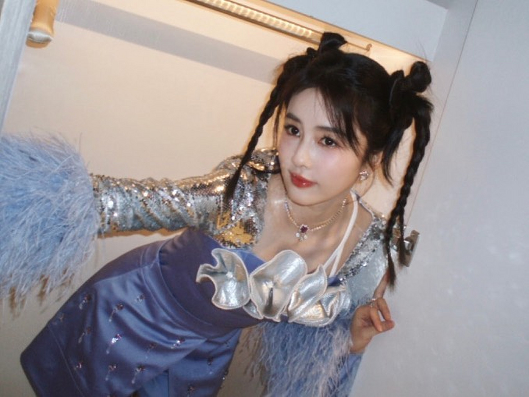 白鹿这麻花辫真的太可爱了. 说是18岁也不过分吧. 身材也非常苗条.