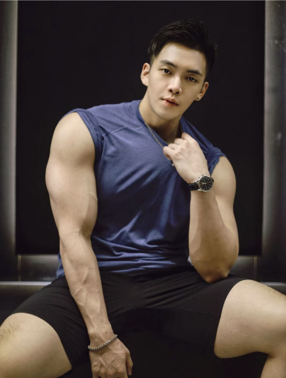 拥有完美身线的肌肉运动型男孩#健身# #帅哥