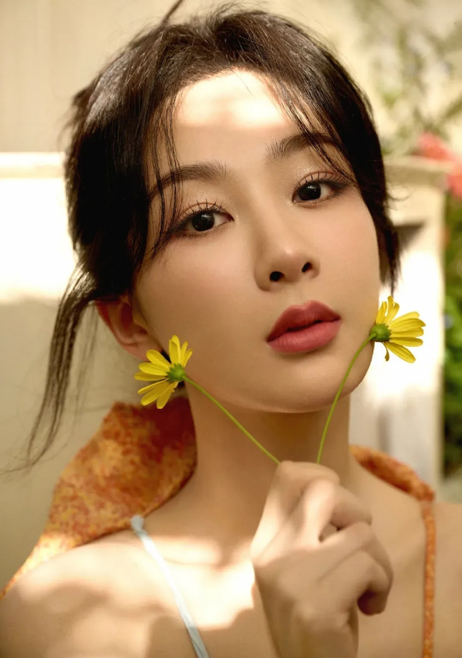 杨紫生日拍了这组性感大片 美是很美,就是穿的是个啥呀 有网友问,是想