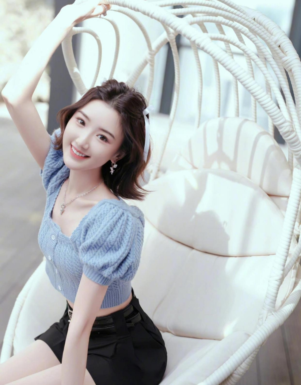 娃娃脸的毛晓彤自带少女感,身穿蓝色短款上衣搭配黑色短款裤裙,大秀