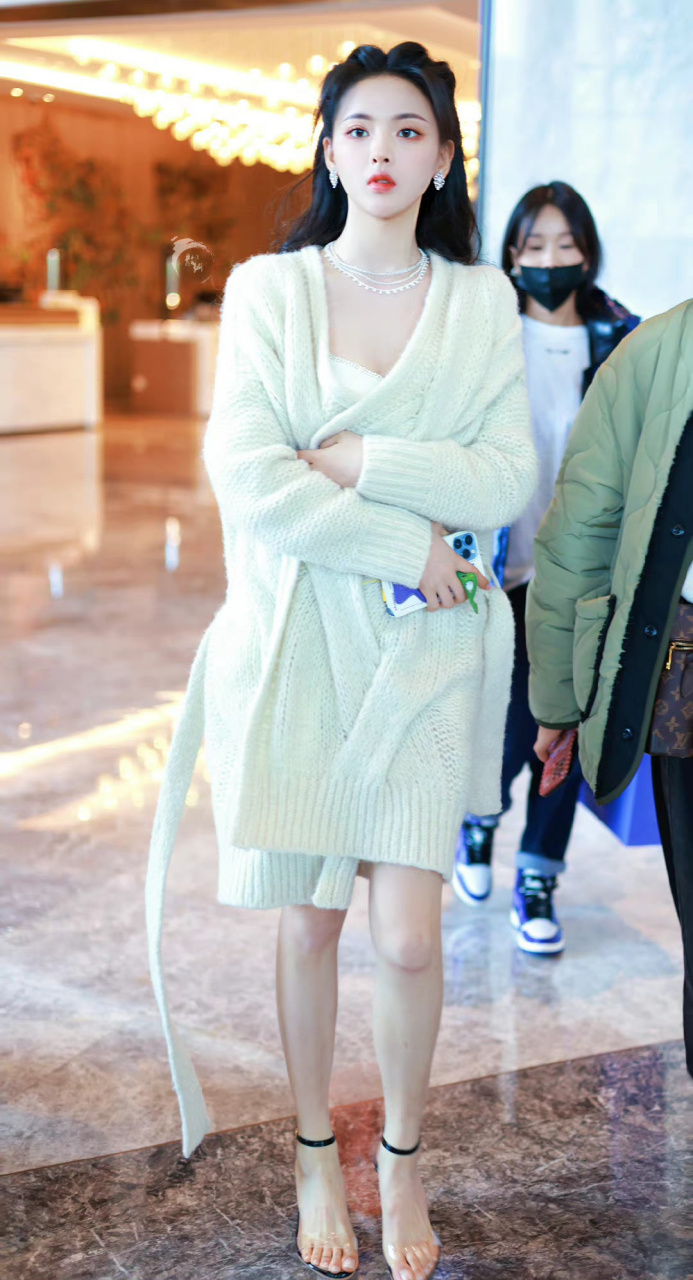 杨超越  一字高跟鞋美脚  又白又嫩