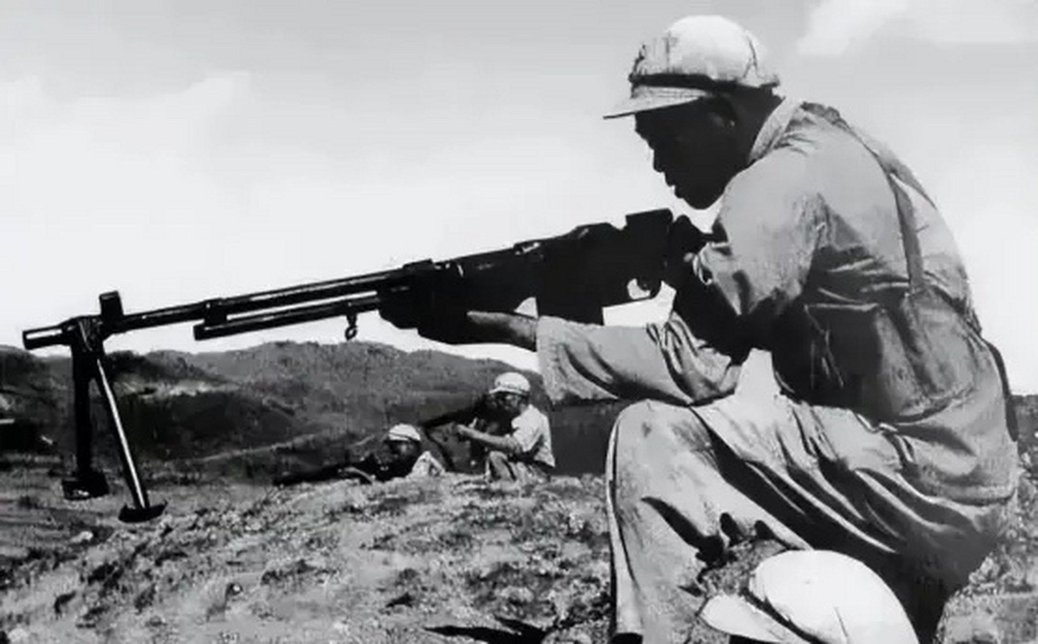 1951年志愿军战士余新发用刚缴获的重机枪扫射敌人,结果一个人都没有