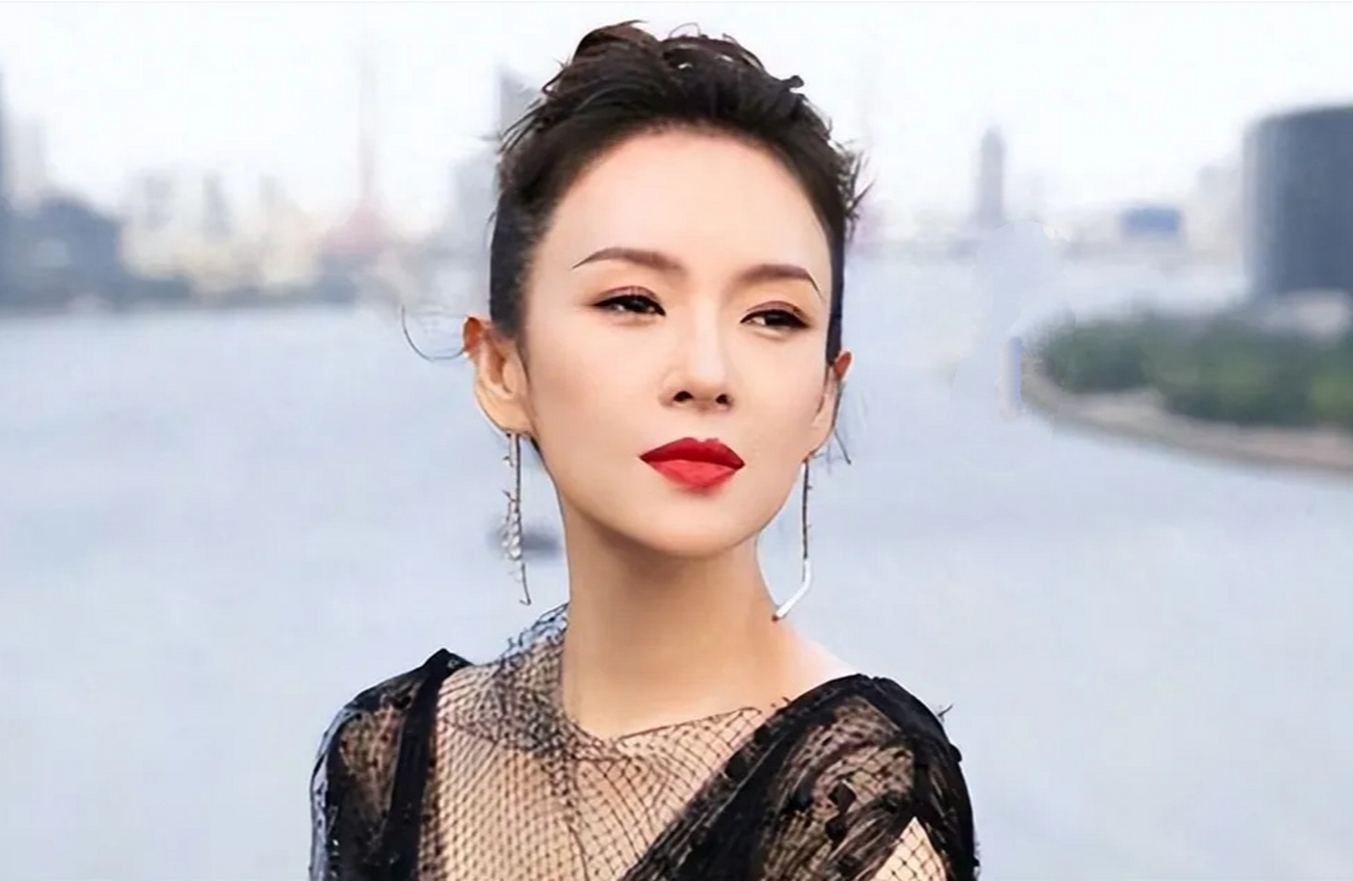 章子怡在近期的一次公开活动中,首次谈到了自己的离婚经历 她坦诚地