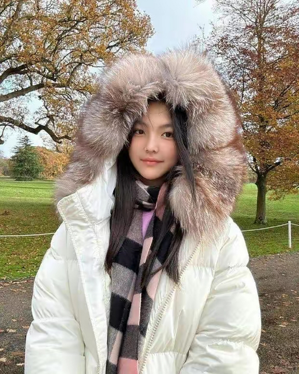 星娱资讯播报# 李湘的女儿王诗龄在社交媒体上晒出最新自拍,身穿白色