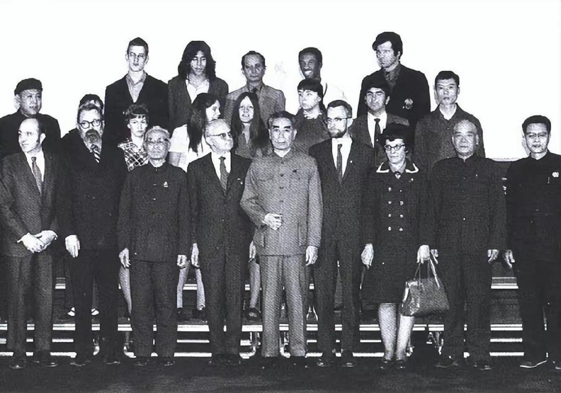 1971年4月,美国乒乓球代表团访华时,青年科恩与周总理交谈时问:"您