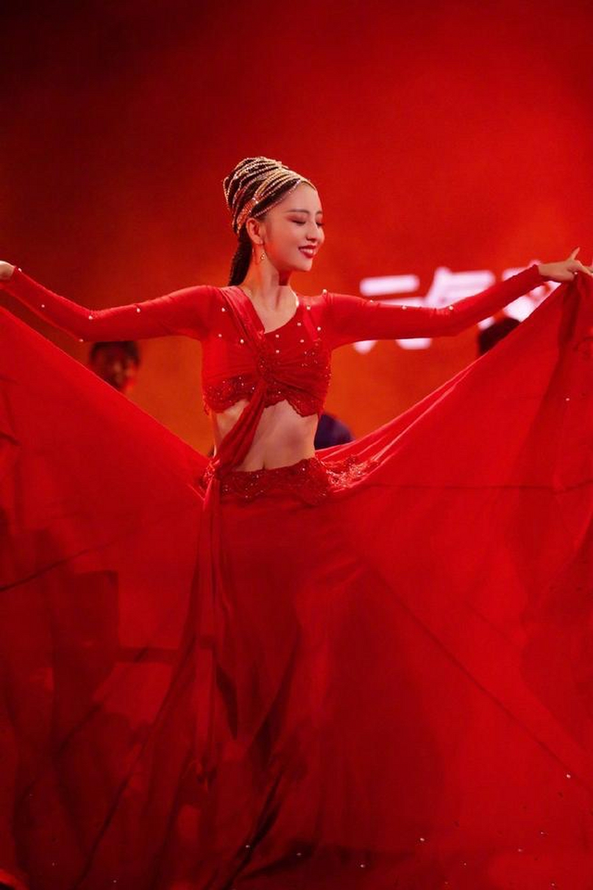 佟丽娅新疆舞跳的简直太好看了!舞姿动人,简直美若天仙