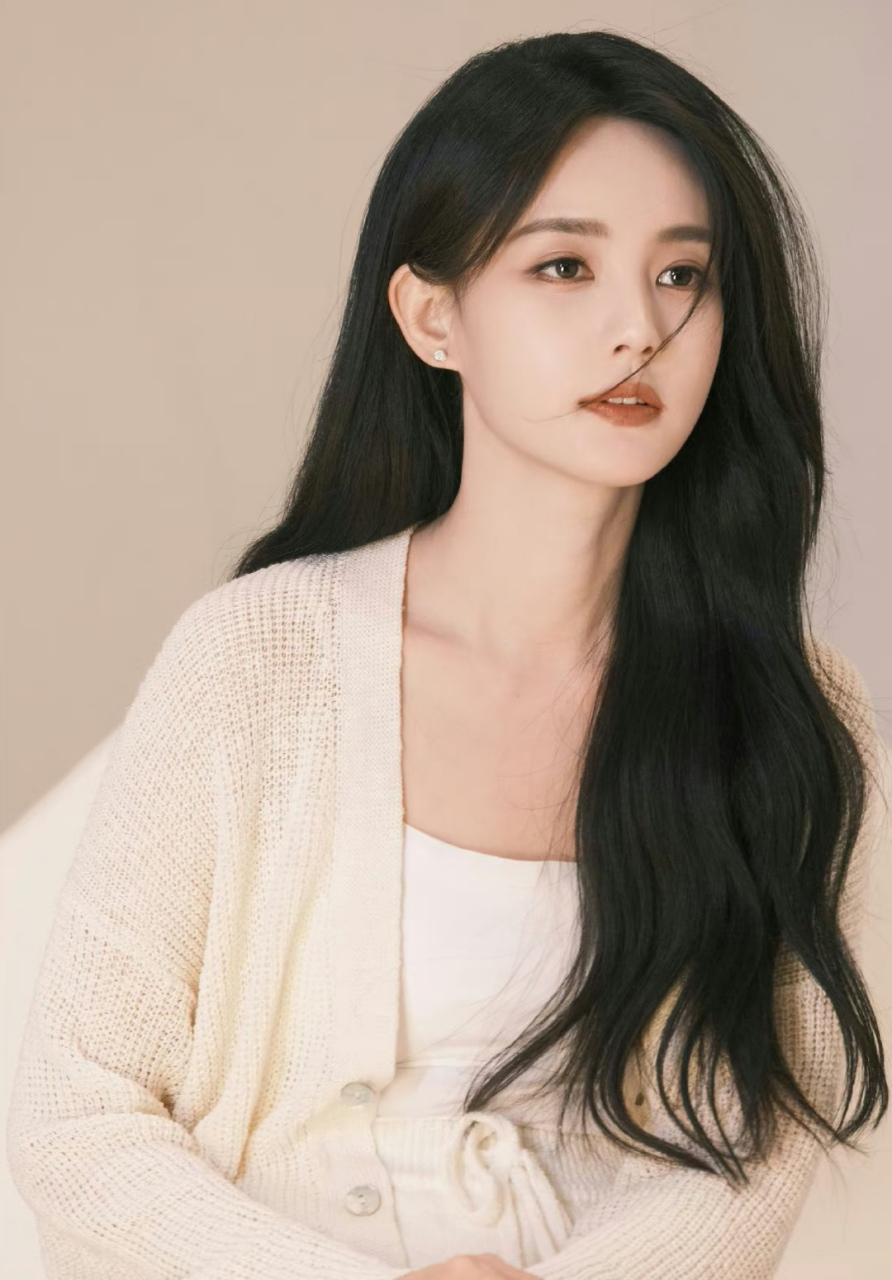 俏皮灵动,活泼可爱的#李一桐# 貌若桃花,五官精致立体,身材高挑,修长