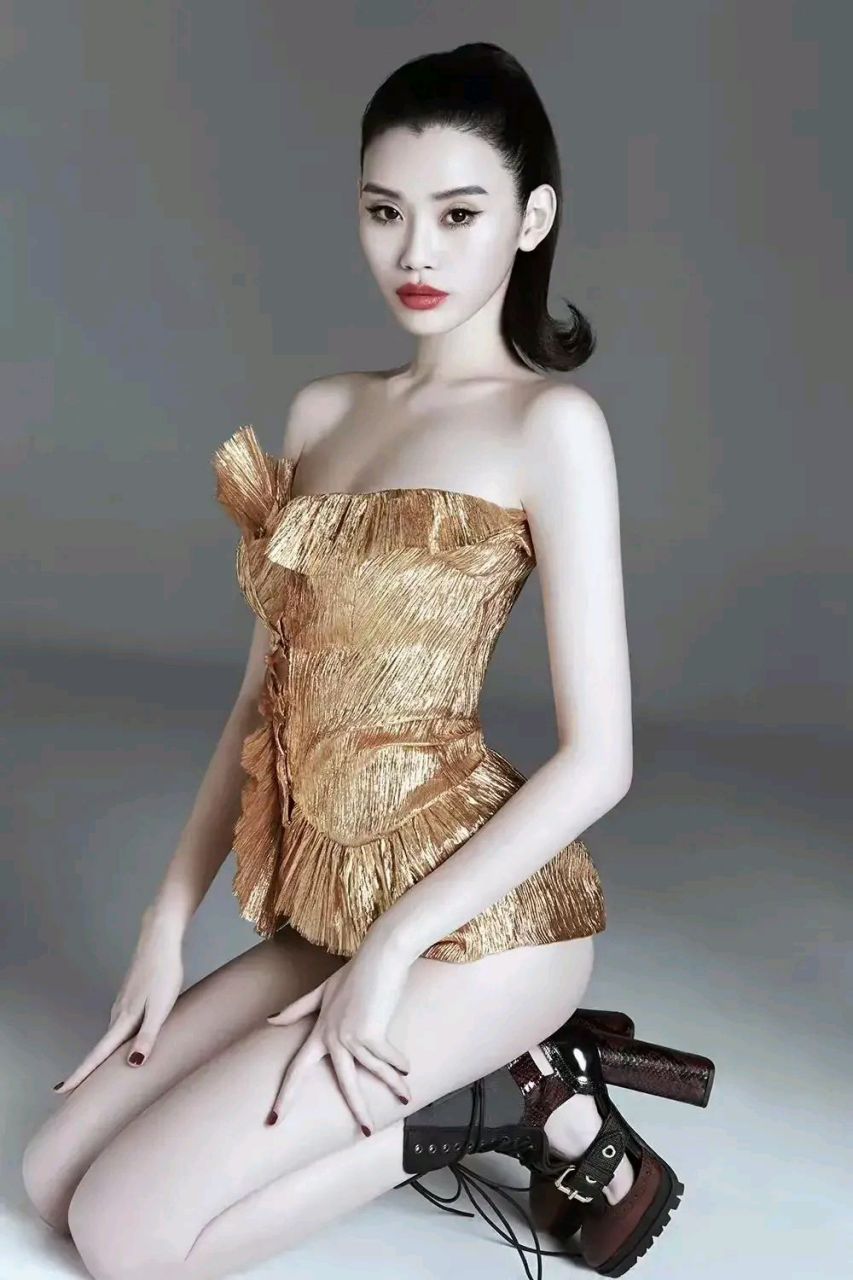 奚梦瑶男人装造型,太辣眼睛  做为维密模特,奚梦瑶的身材真是没得说