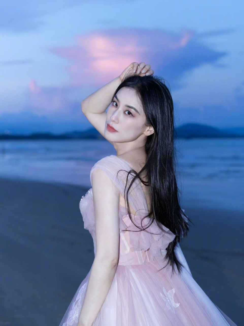 黄圣依晒海边美照辟谣三胎传闻,身上穿着纱织礼服唯美十足,完全看不出