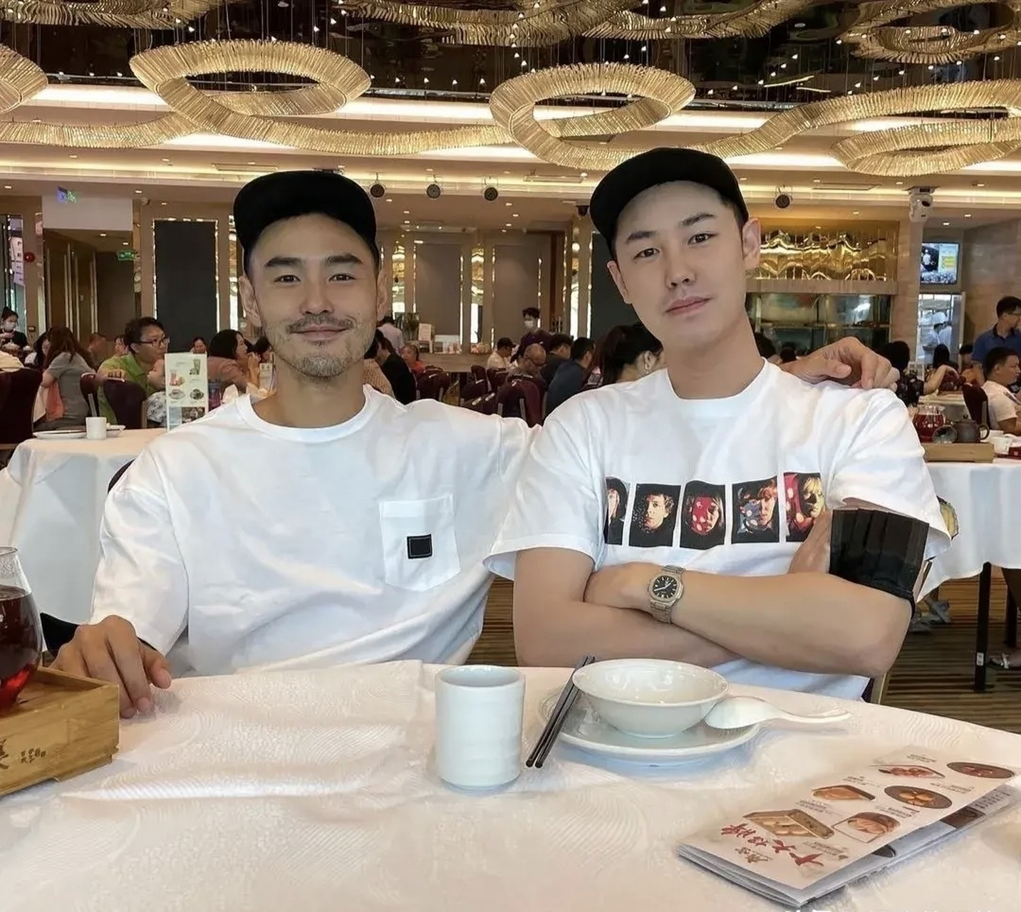 台湾男星阮经天晒出和弟弟的合照,两兄弟长的真像,简直一个模子刻出来