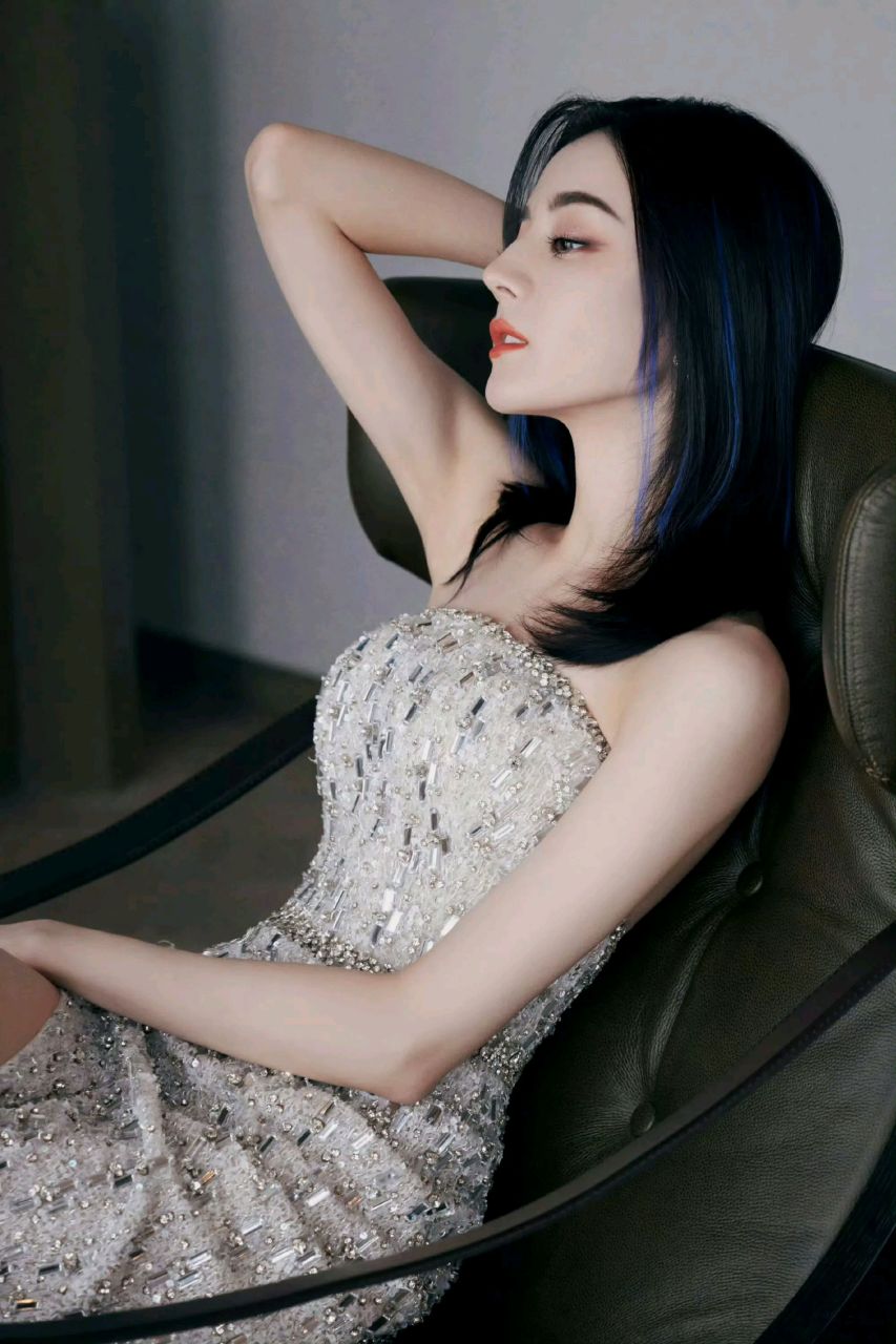 迪丽热巴,拥有前凸后翘,凹凸有致的s型身材曲线,身材非常的傲人有料