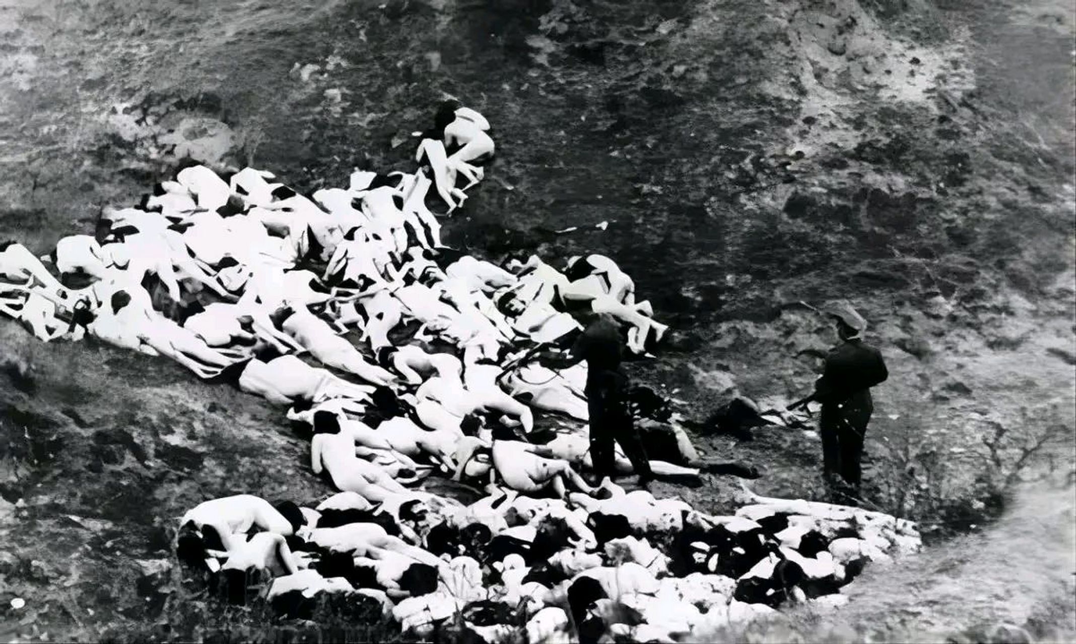 在纳粹德国的集中营里,纳粹士兵逼迫犹太妇女脱掉衣服,然后进行集体