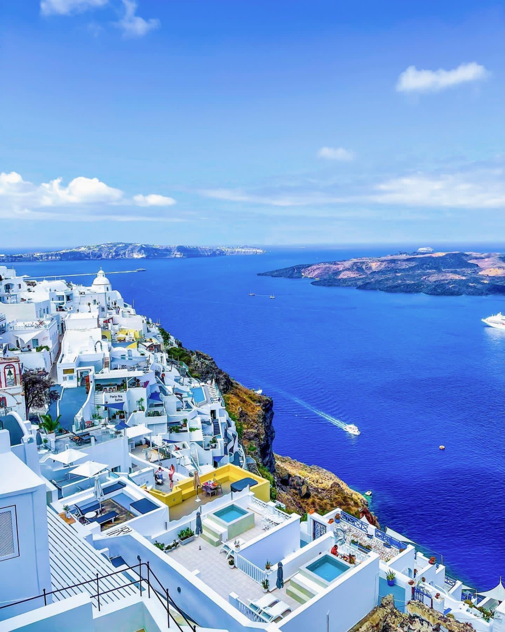 圣托里尼是希腊的一个美丽岛屿,位于爱琴海东南部.