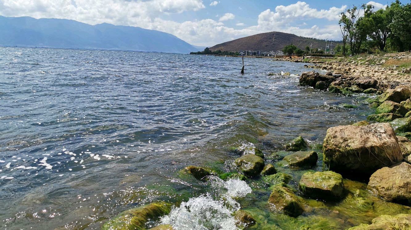 大理洱海边上美景,挖色码头风景不错啊,游客多多