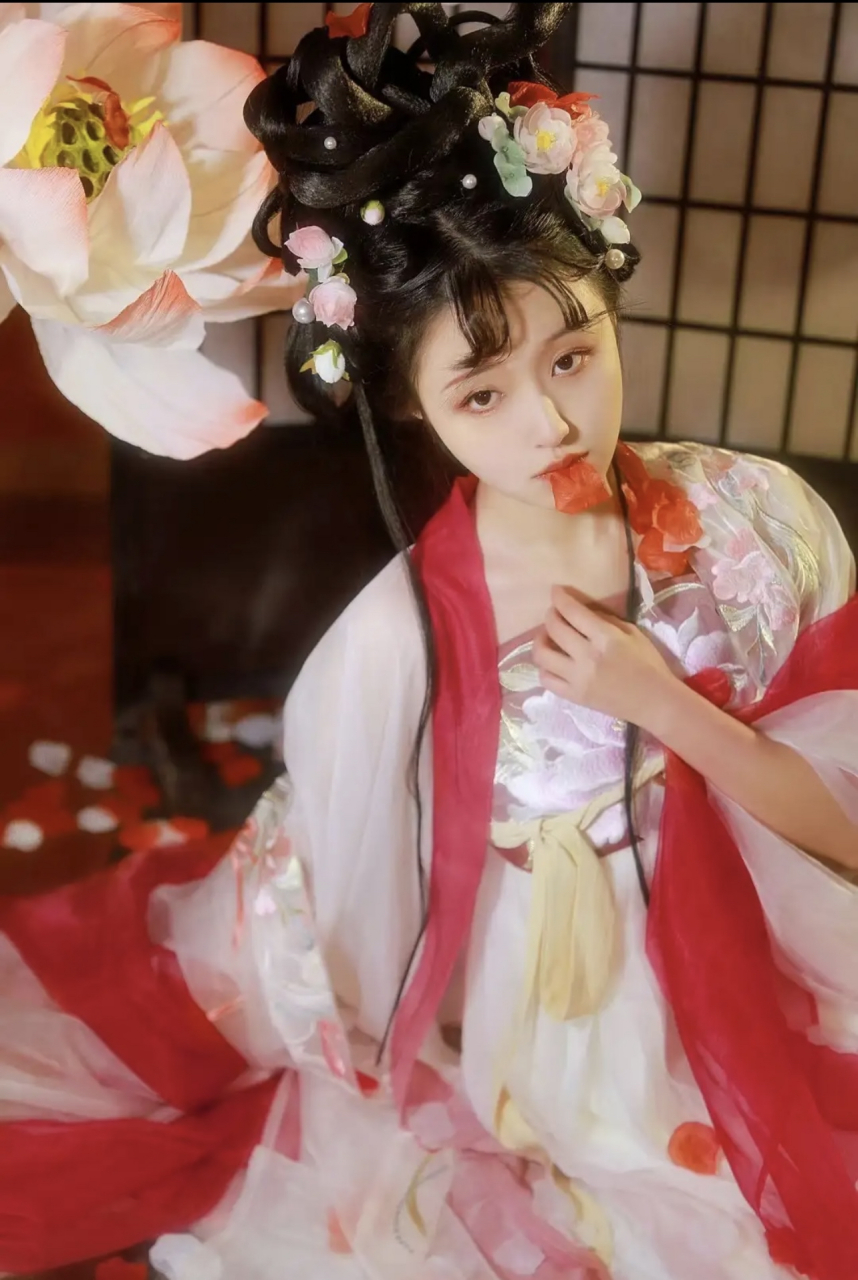 经典的古装红颜美女