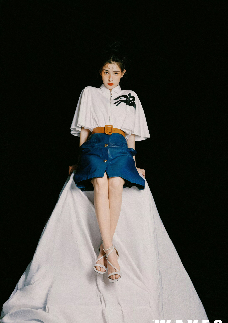 新疆美女哈尼克孜光脚拍摄写真集,2018年,哈尼克孜因在爱奇艺国风唱演