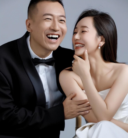 11月18日,演员董晴和戚九洲携手走进婚姻的殿堂,宣告了一段新的人生