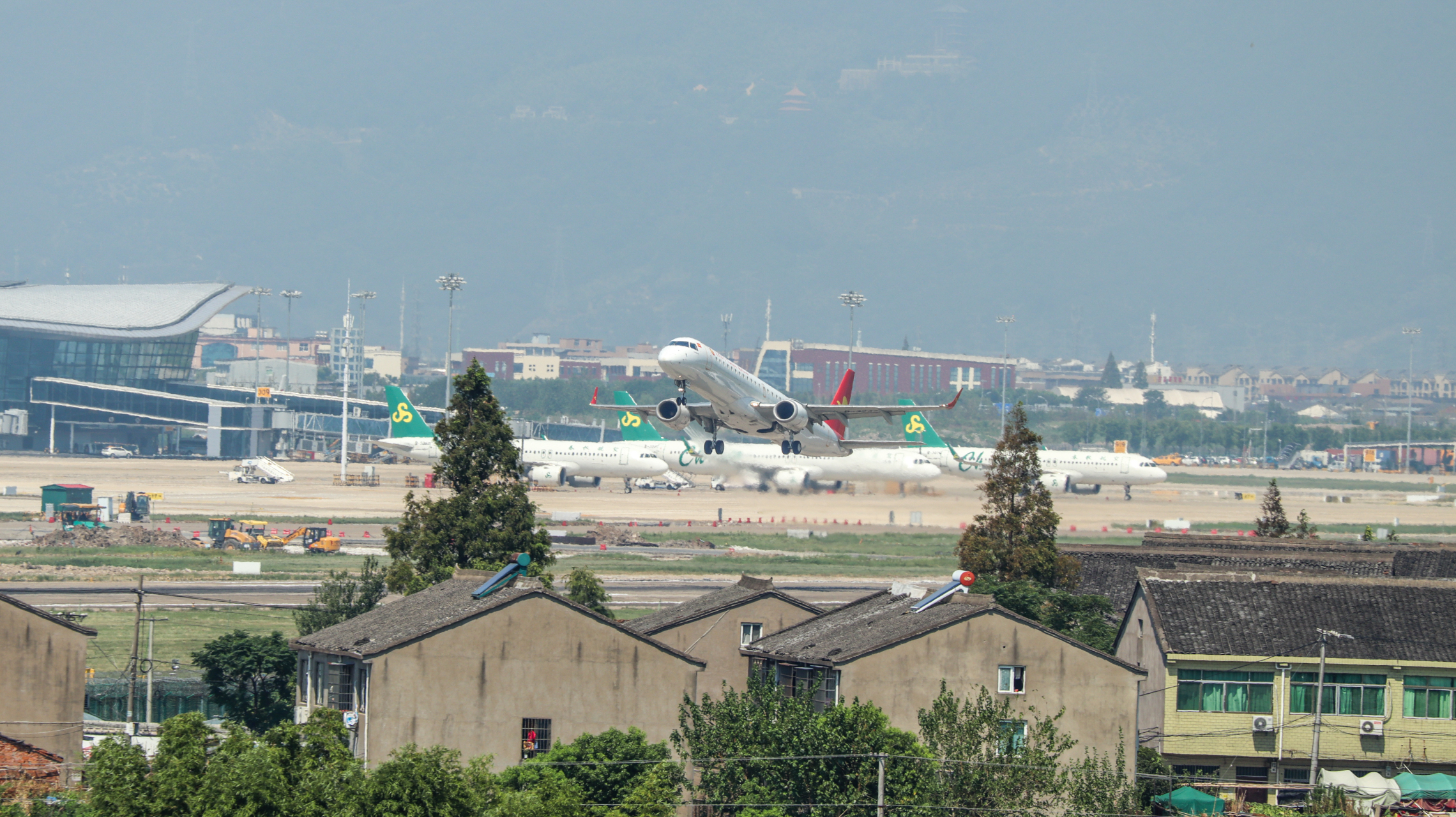 天津航空巴航工業e195起飛昇空,抓拍空中翱翔