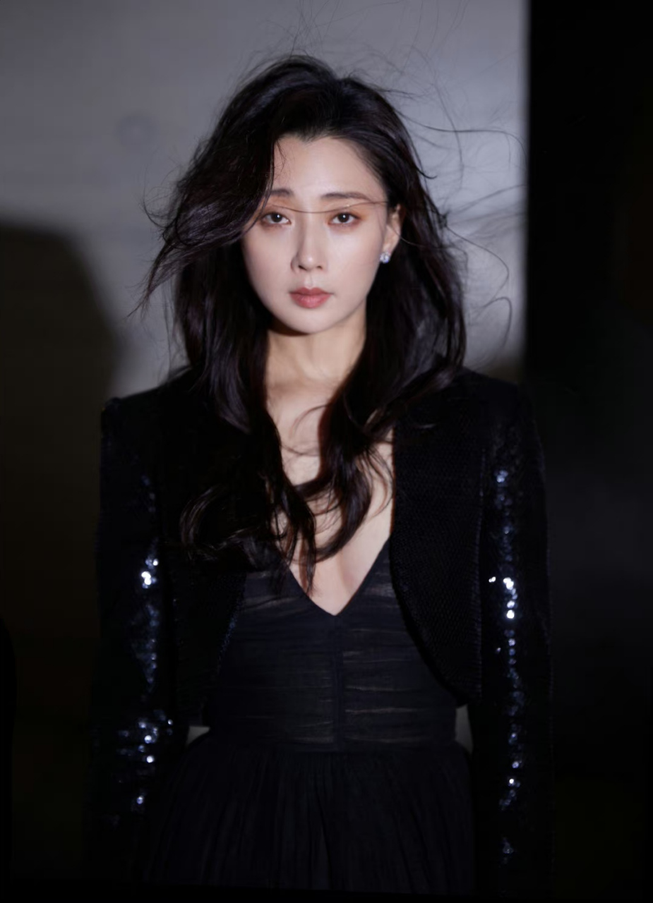 殷桃# 清纯妩媚的容颜,窈窕曼妙的身材,白皙水嫩的事业线,丰腴傲人