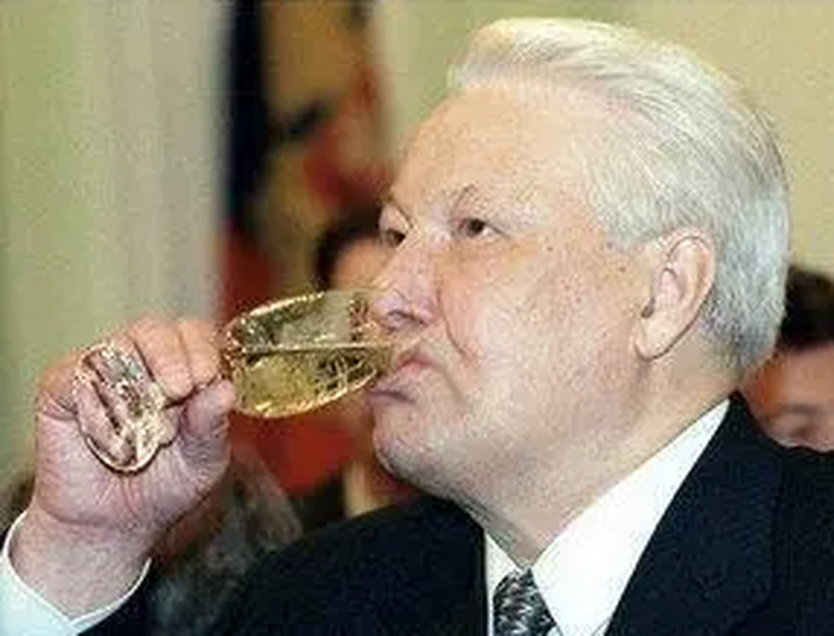 1992年,叶利钦访华时,与夫人奈娜,游览了八达岭长城,并留下了一张珍贵