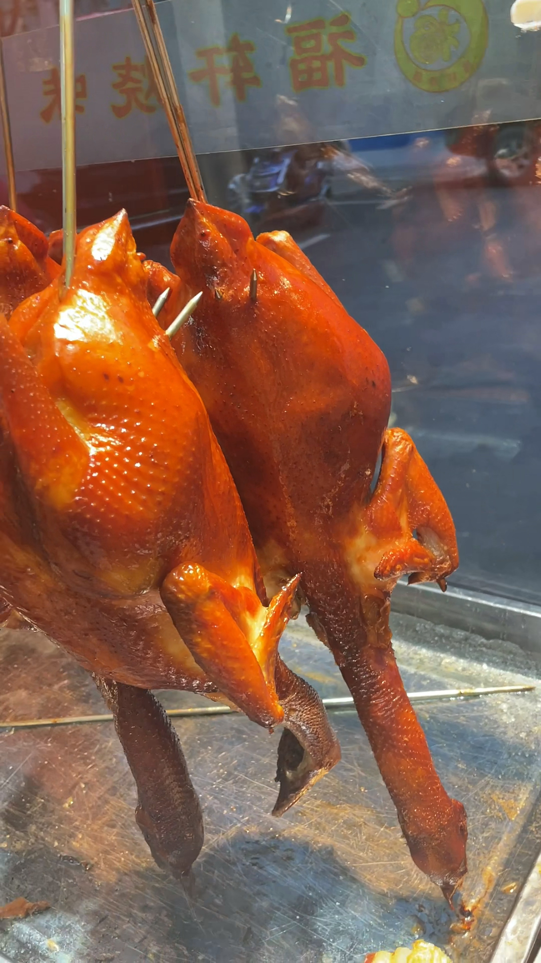 无色素的烧鸡出炉,用糖和醋的脆皮水烤制,皮脆好看!