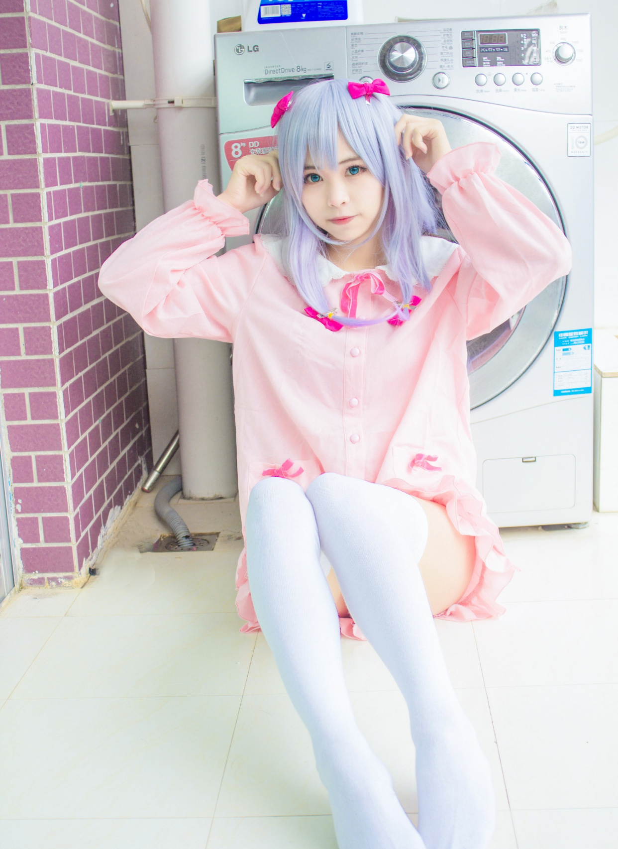 穿粉红睡衣和白丝袜的和泉纱雾,今天洗了衣服,欧尼酱快夸人家