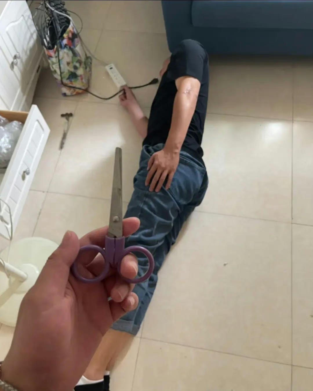 网友家里来了个电工师傅让我拿个剪子的空就睡着了果然成年人的世