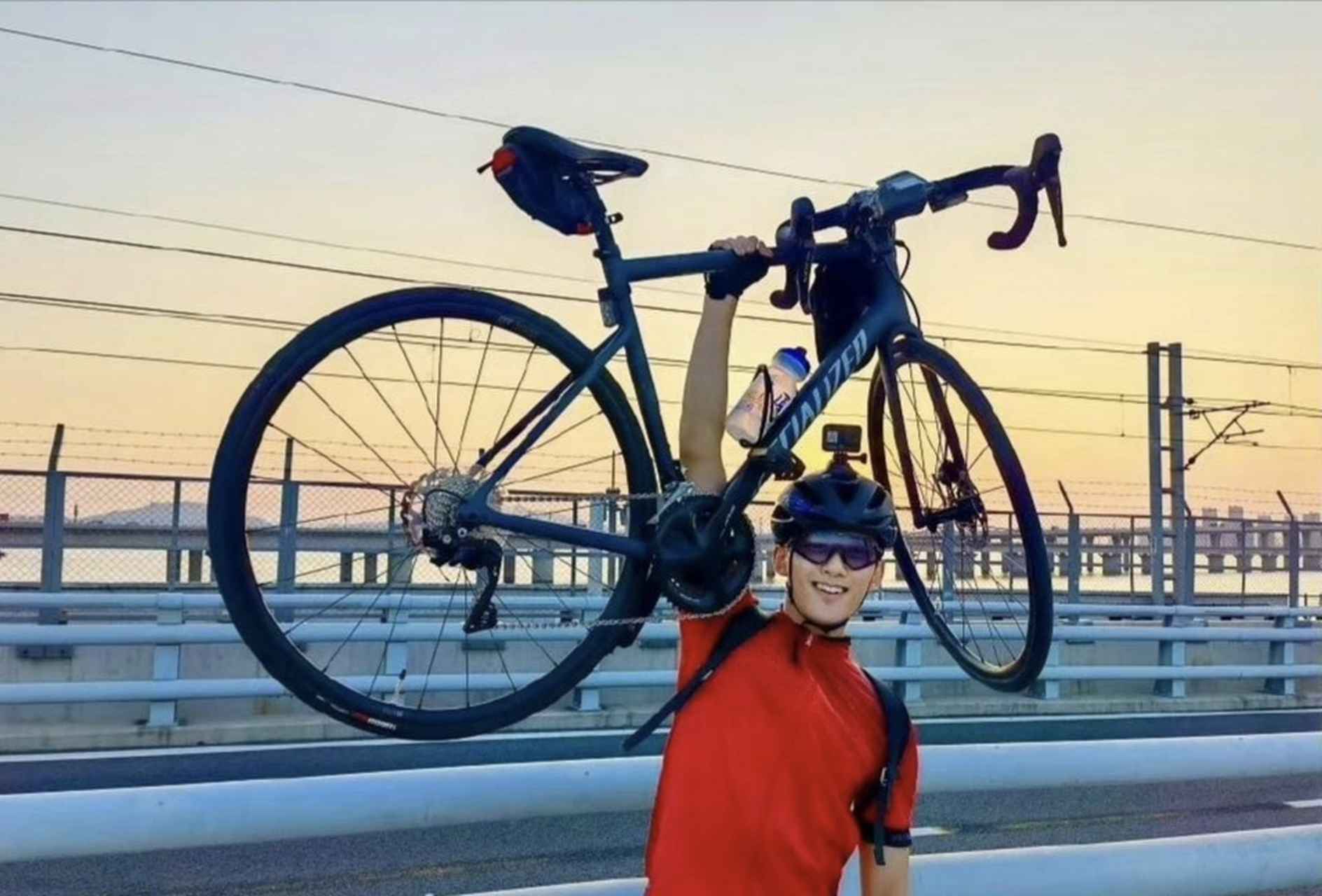 【吴磊说快走吧哥们要累死了】吴磊的骑行在继续,一路上都有路人跟他