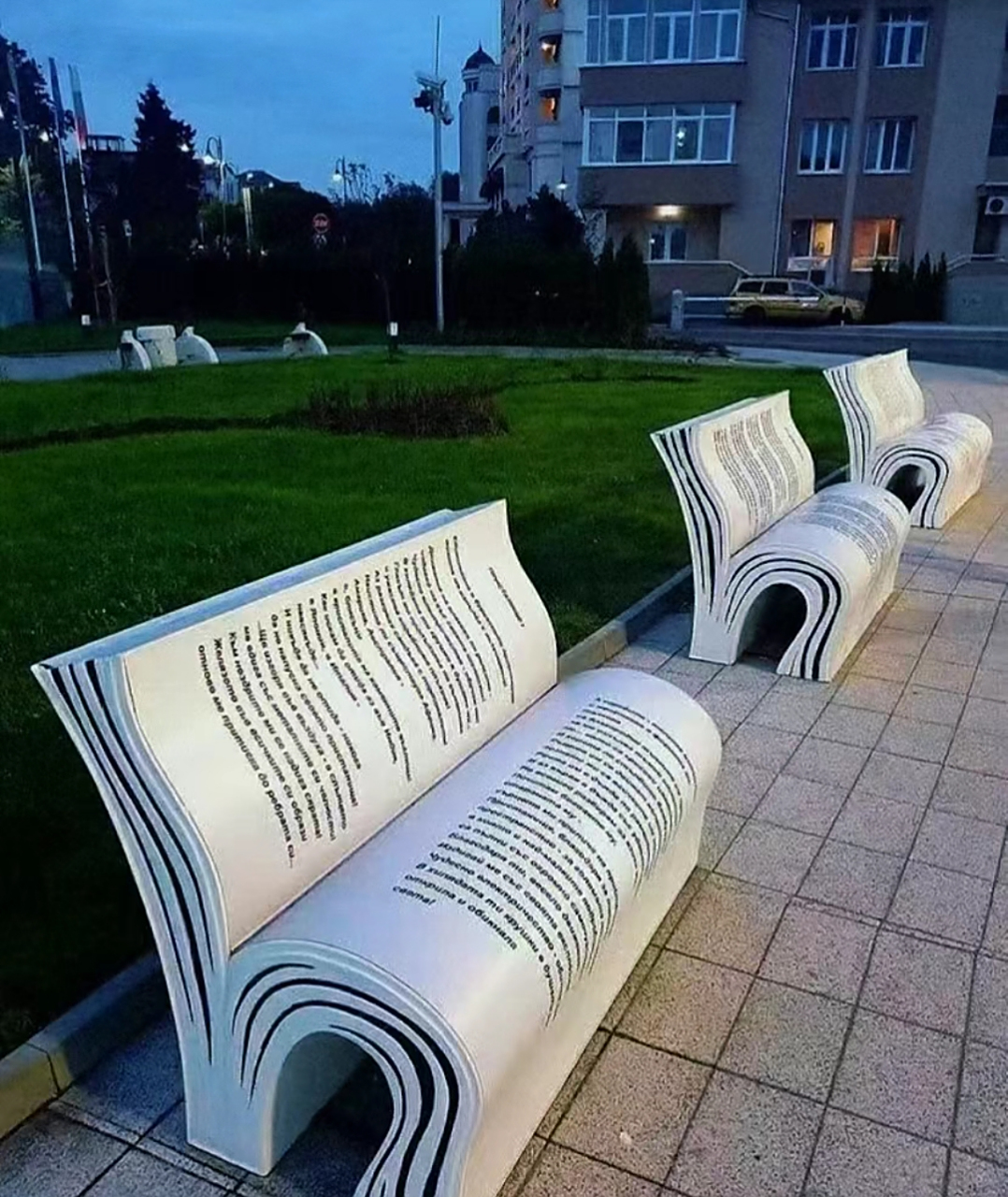 造型独特的椅子,让整个公园文化气息浓郁了许多,一屁股坐下去,都感觉