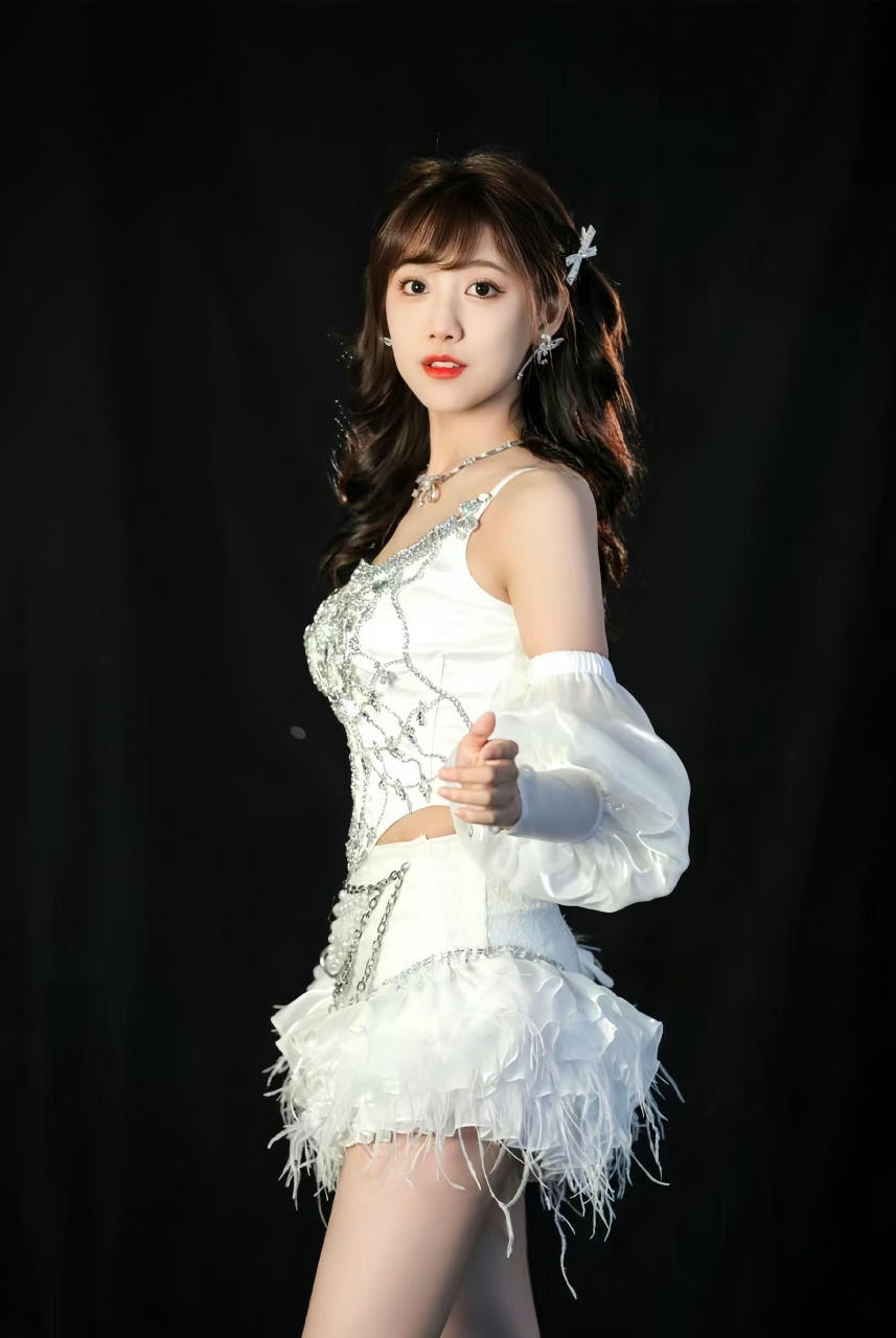 李一桐&李艺彤的白精灵造型 你磕谁?#李一桐# #李艺彤# #娱乐明星