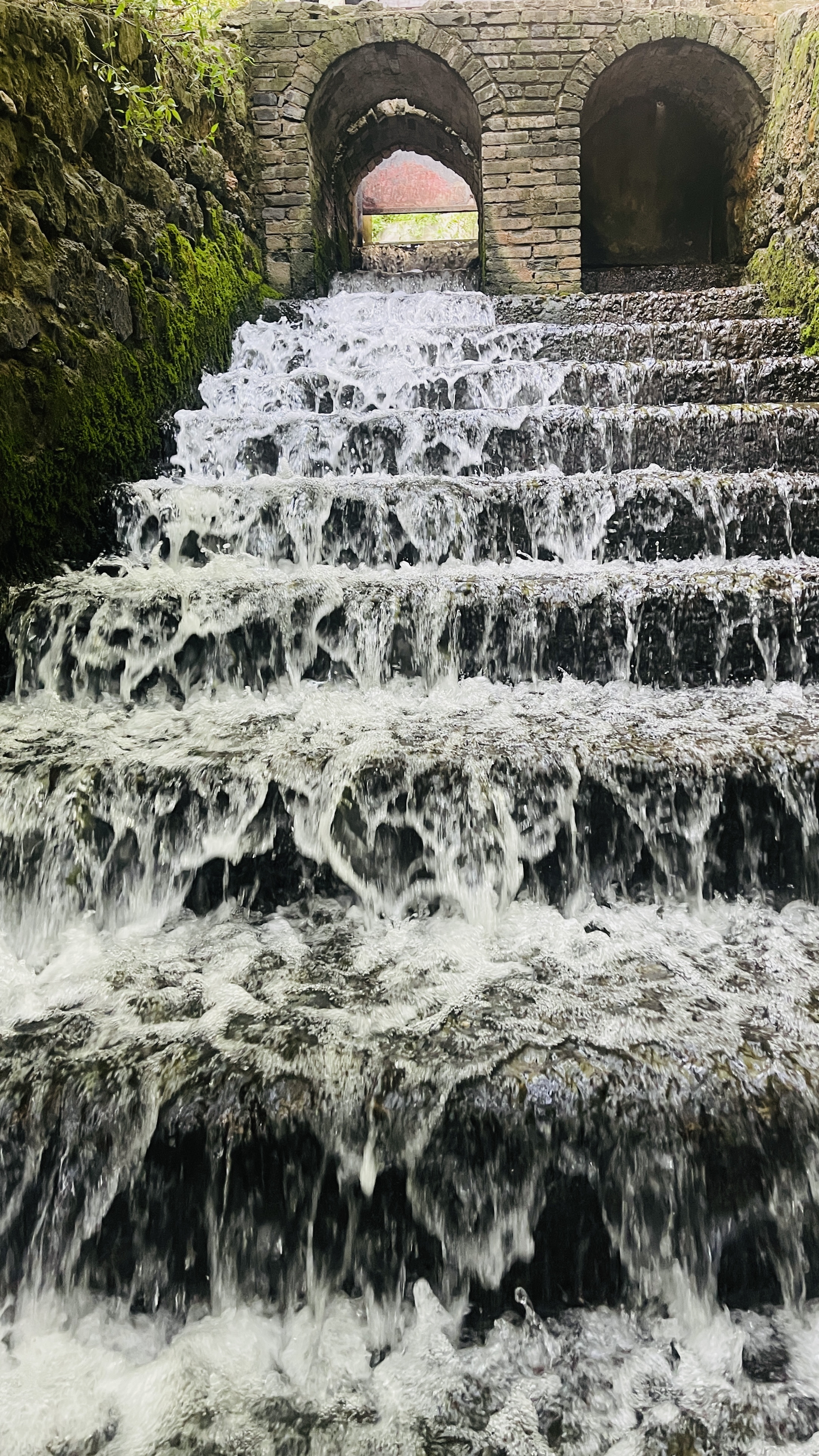 这里远离市区,位于宜阳西沟水库的景色还不错,适合带娃休闲娱乐,这里