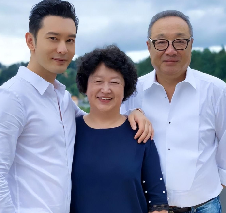 张素霞,原来她就是黄晓明的亲生母亲,难怪儿子能取得巨大的成功