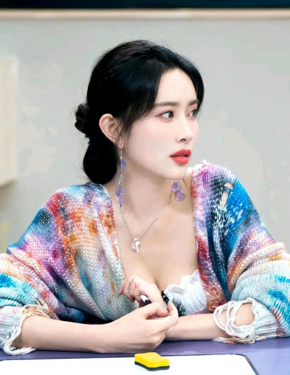 孟子义的身材简直绝了,剧中的她文静又秀丽,生活中的她美丽又大方.