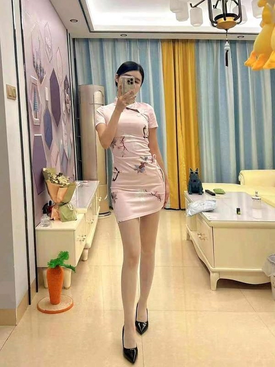 不懂就问,为什么要用手机挡住脸?