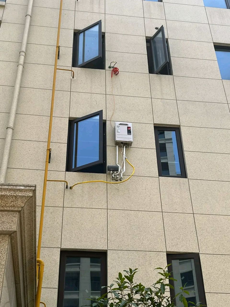 邻居将燃气热水器,装在了外面 这几天准备装修,去看了几遍毛坯房