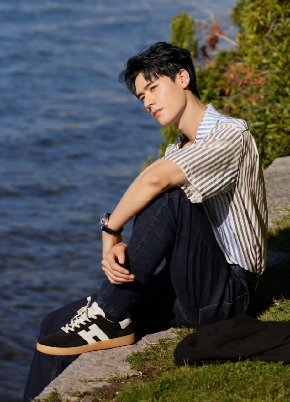 龚俊秋日湖景大片,长腿优势展现得淋漓尽致,又高又瘦的外形,把牛仔裤