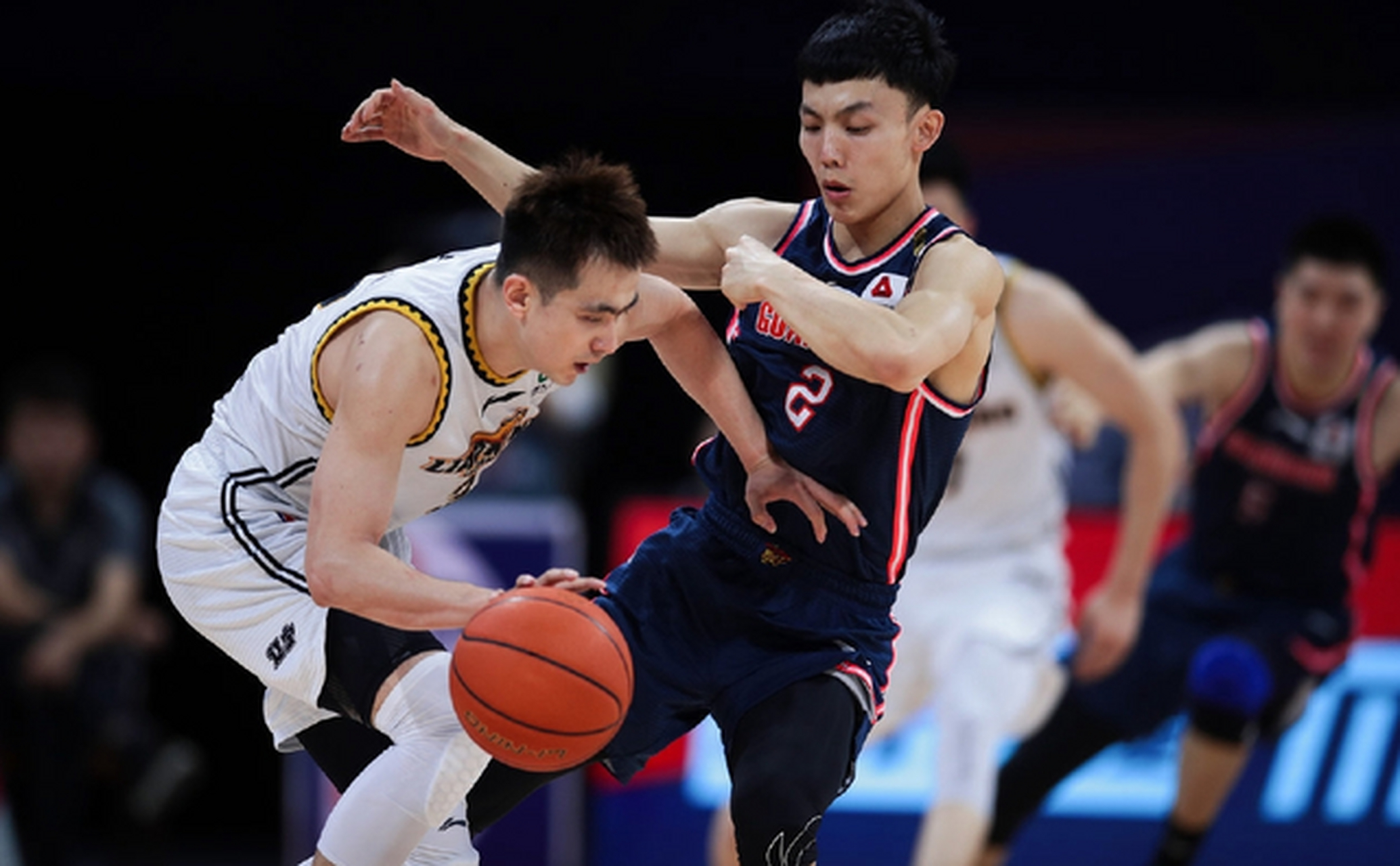 辽宁男篮赵继伟在对抗徐杰,徐杰不是1米7多吗,这看着还挺高!