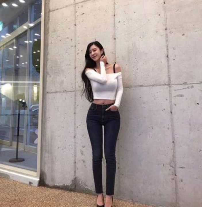 韩国女模被称"海贼王女帝",性感身材,常年坚持呼啦圈或是关键